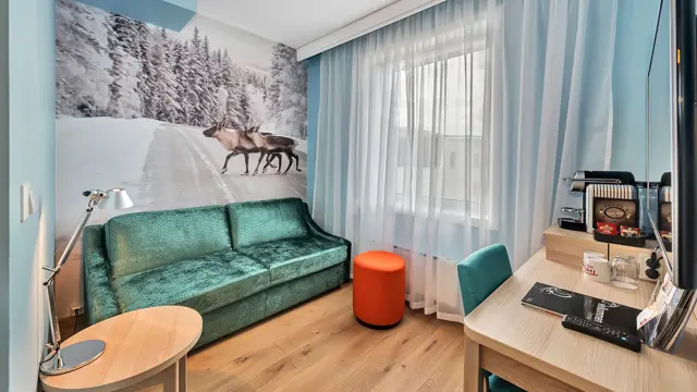 Superior Room på Thon Hotel Polar med sofa, tv og arbeidsplass