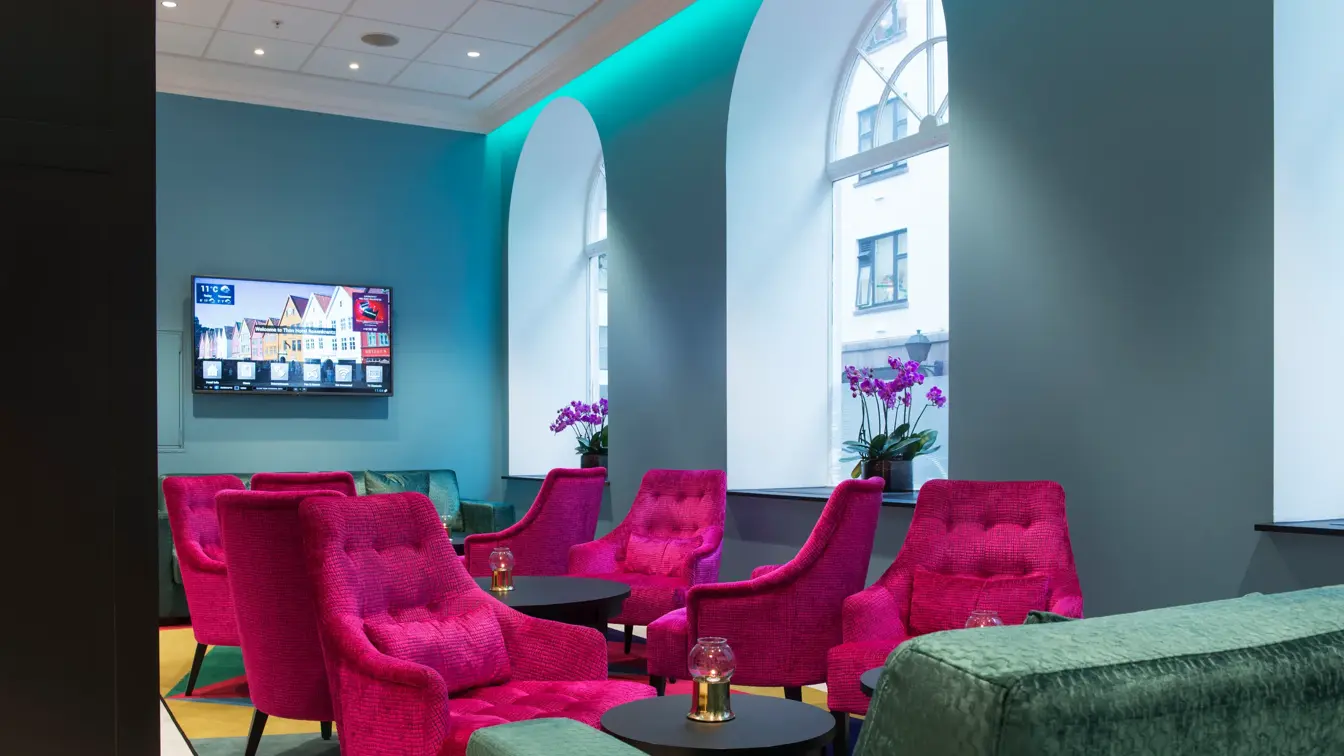 Lenestoler og sofa i lobbyn på Thon Hotel Rosenkrantz Bergen 