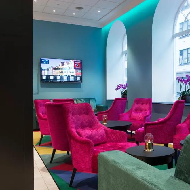 Lenestoler og sofa i lobbyn på Thon Hotel Rosenkrantz Bergen 