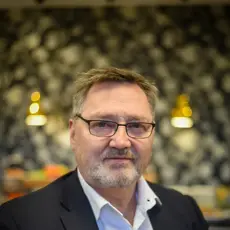 Portrettbilde av konsernsjef Kjetil Nilsen. Han smiler mot kamera. 