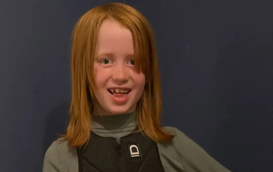 rødhåret jente viser frem hesteutstyr fra zoo 1