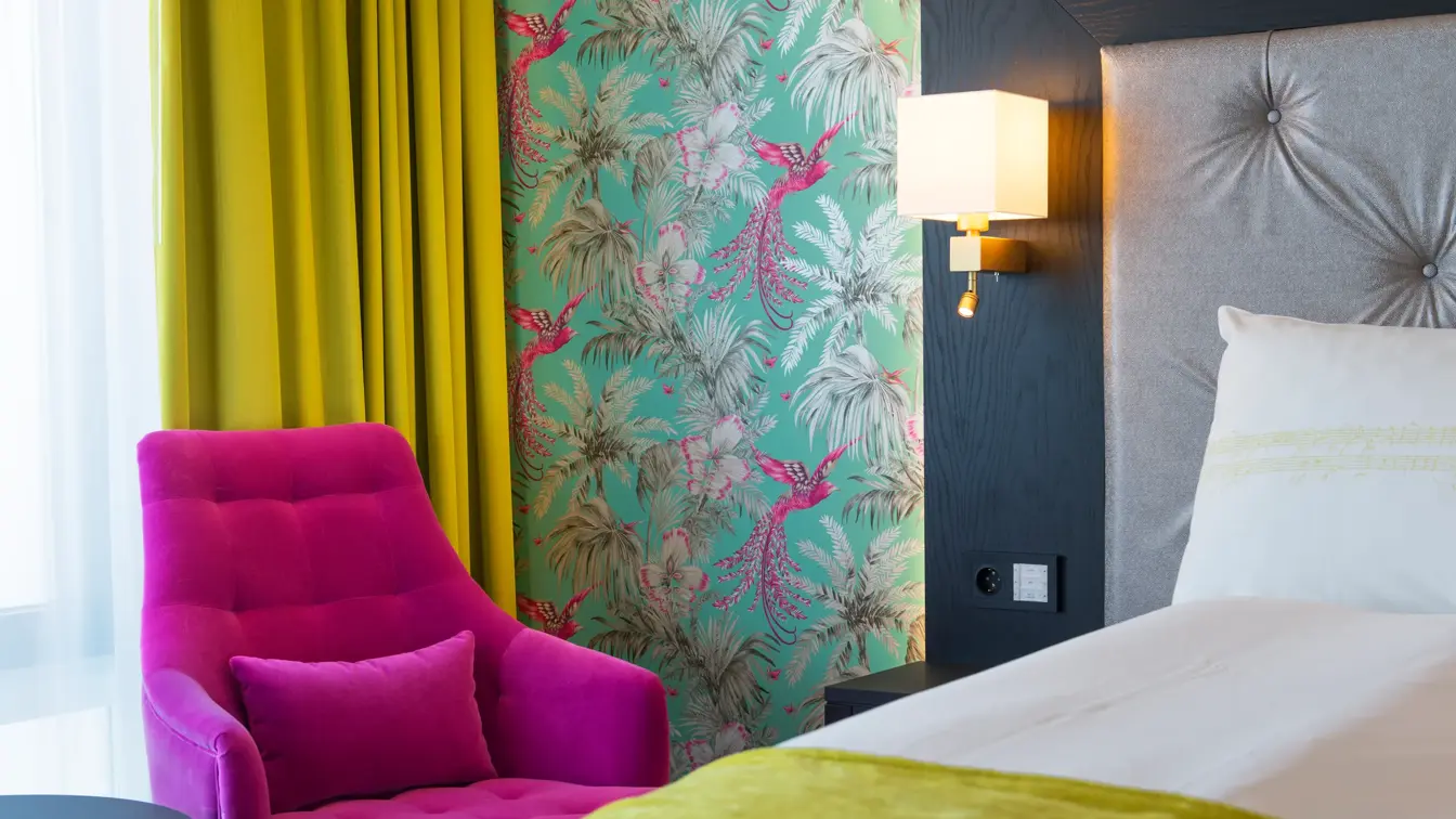 Stol og dobbeltseng i suite på Thon Hotel Opera