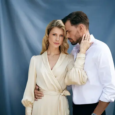 glamorøs dame og mann i penklær som poserer tett sammen