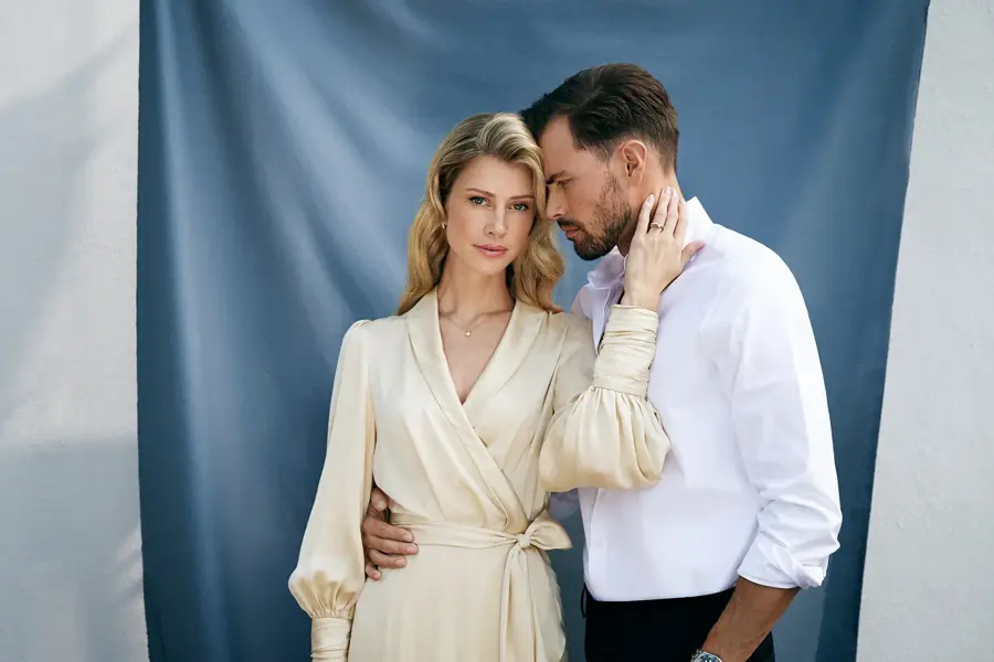 glamorøs dame og mann i penklær som poserer tett sammen