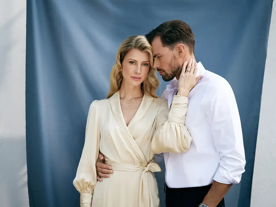 glamorøs dame og mann i penklær som poserer tett sammen