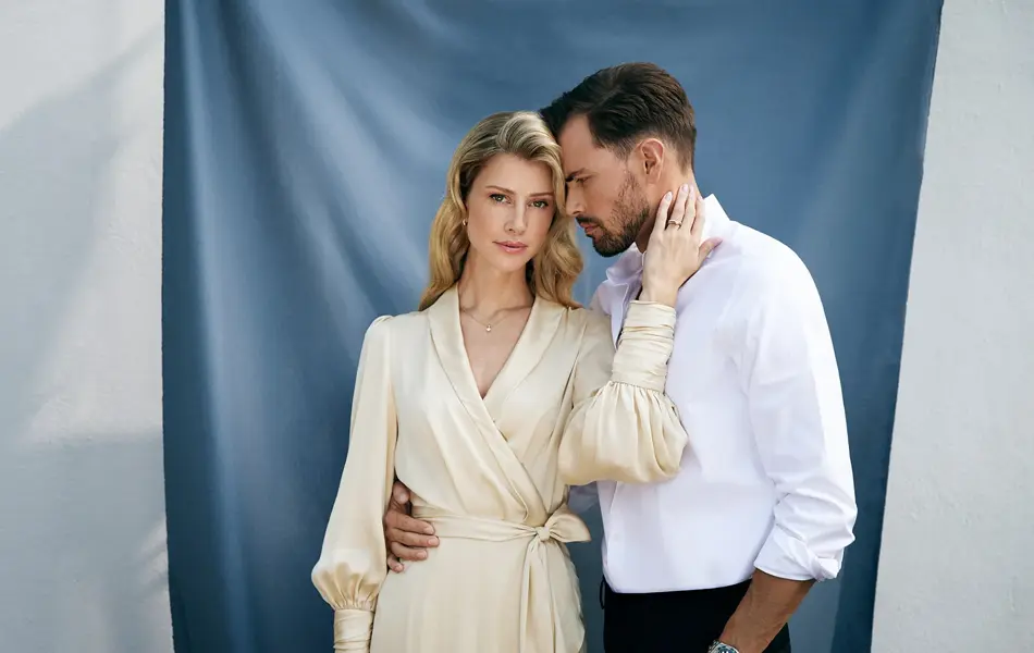 glamorøs dame og mann i penklær som poserer tett sammen