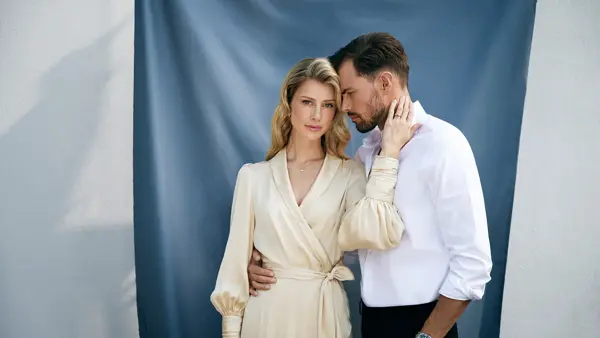 glamorøs dame og mann i penklær som poserer tett sammen