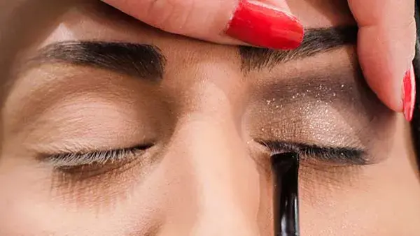 Øyne som blir sminket