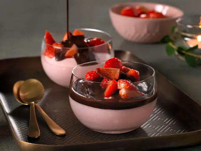 Jordbærmousse med sjokoladesaus 