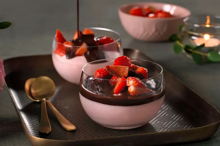 Jordbærmousse med sjokoladesaus