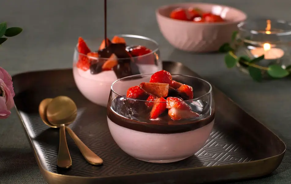 Jordbærmousse med sjokoladesaus 