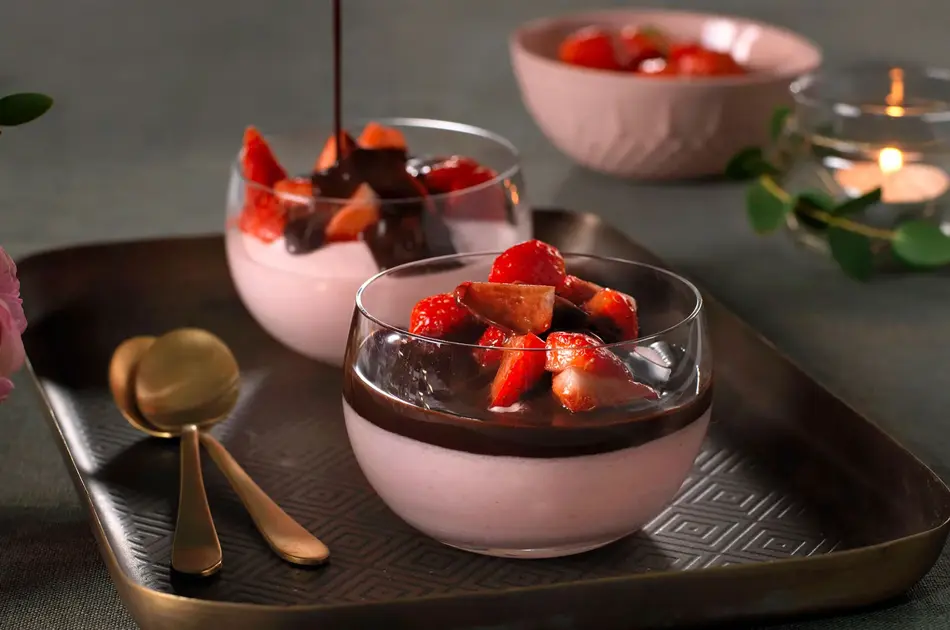 Jordbærmousse med sjokoladesaus 