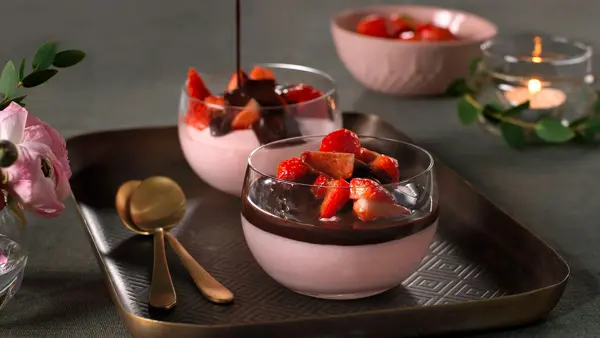 Jordbærmousse med sjokoladesaus 