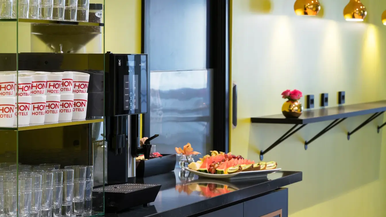 Pauserom for konferanse med kaffeautomat og glass på Thon Hotel Arendal i Arendal sentrum