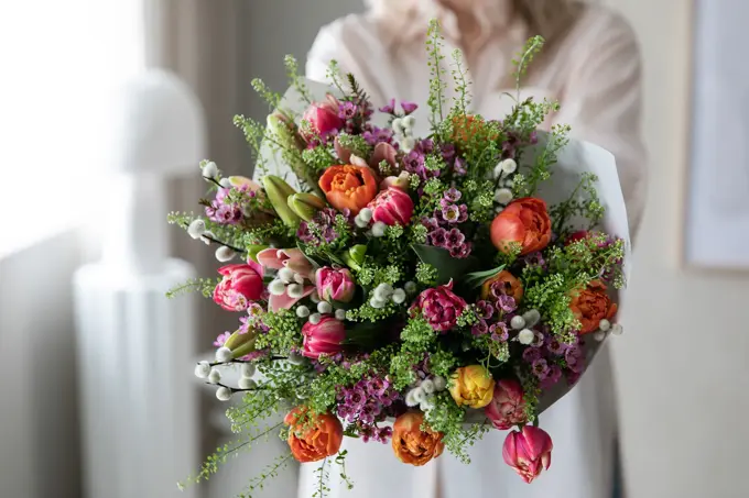 Dame holder tulipanbukett