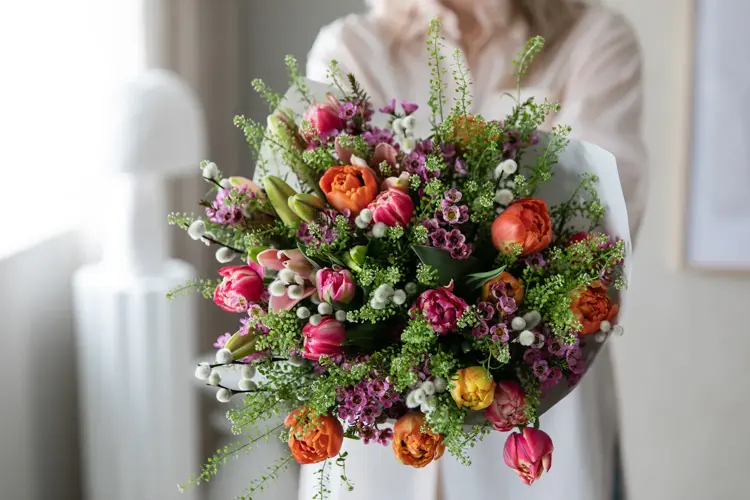 Ønsk 2024 velkommen med blomster i glade farger og friske grønne planter. 
