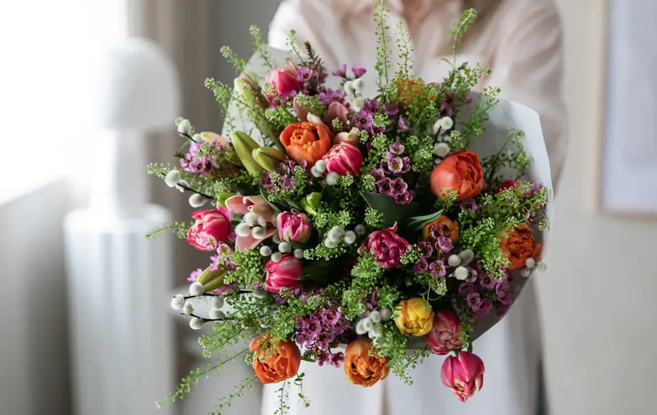 Dame holder tulipanbukett