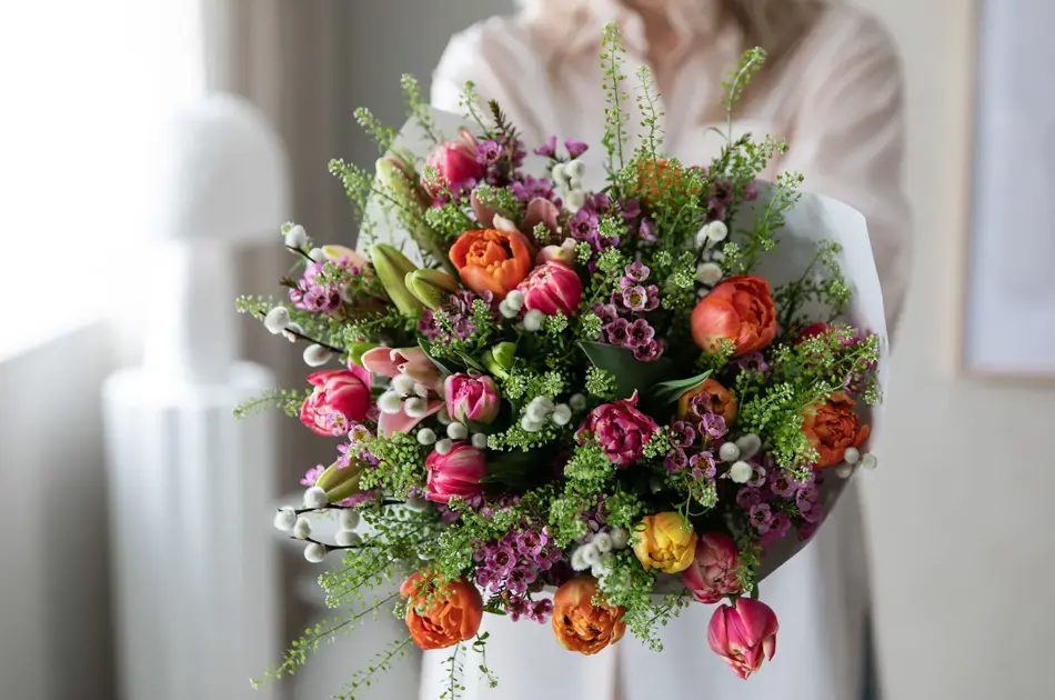 Dame holder tulipanbukett