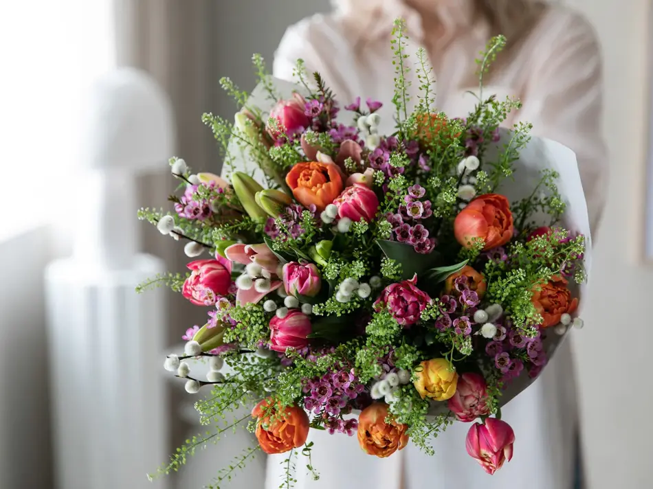 Dame holder tulipanbukett