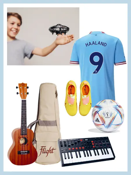 Gutt med drone, fotballtrøye, forballsko, fotball, gitar for barn og keyboard