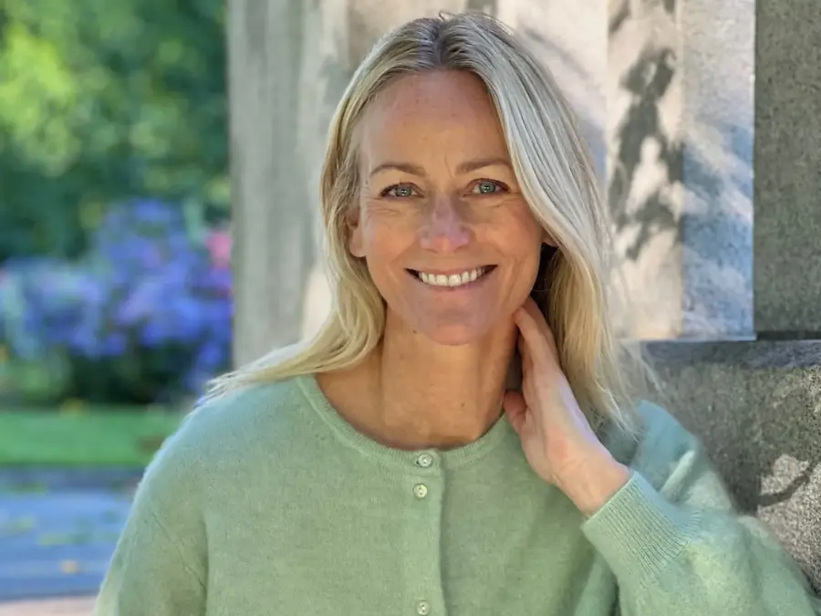 smilende dame i grønn genser