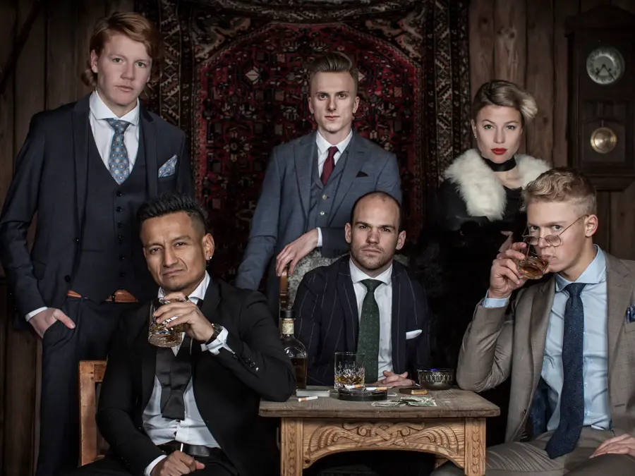 Modeller kledd i dress