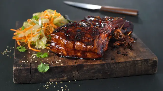 Trefjøl med glassert ribbe, med kålsalat ved siden av