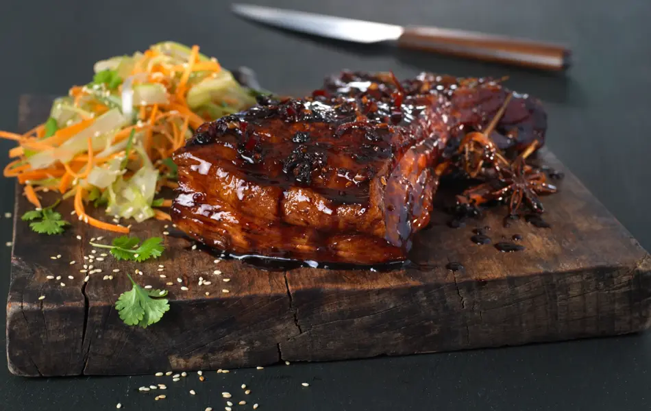 Trefjøl med glassert ribbe, med kålsalat ved siden av