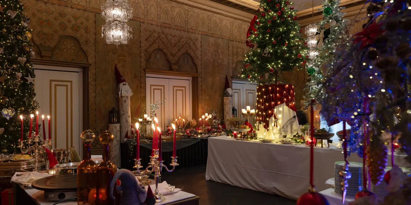 Julebuffet pyntet med julepynt, nisser og levende lys.
