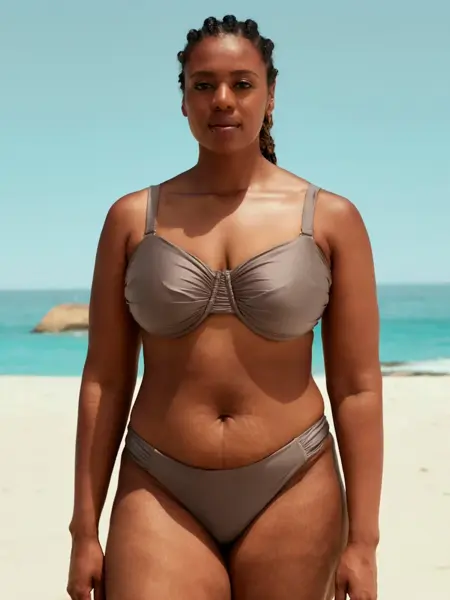 Modell i en skimmer brun bikini.