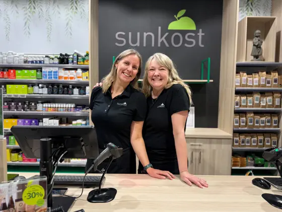to smilende ansatte hos sunkost