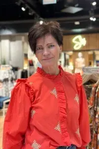 dame med moteklær