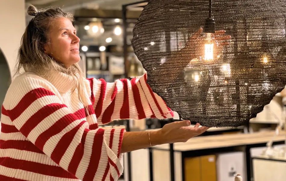 Dame viser frem lampe