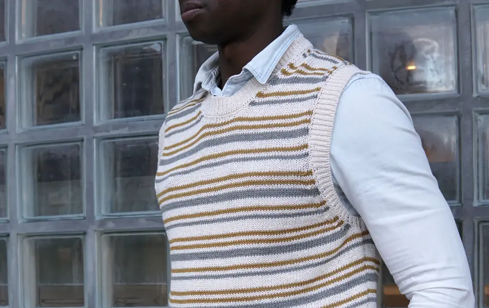 Man med strikket vest i striper