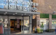 Fasadebilde av Thon Senter Mortensrud med Thon Senter logo.