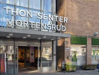 Fasadebilde av Thon Senter Mortensrud med Thon Senter logo.