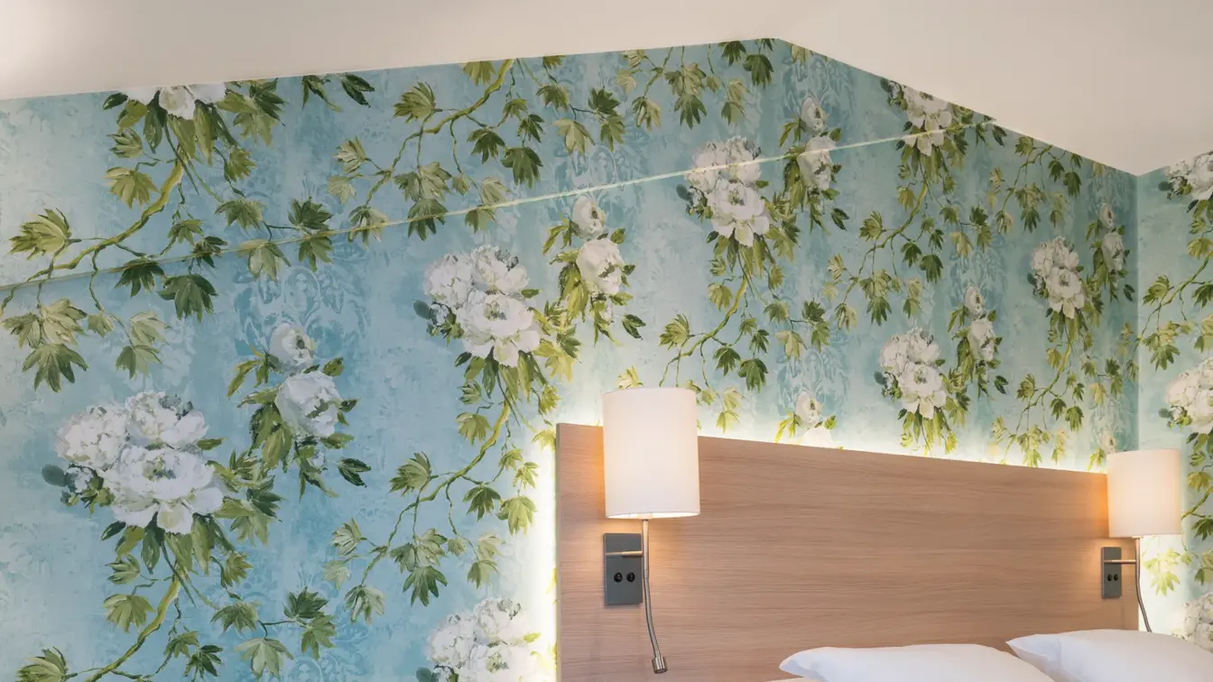 Stol og seng på soverom i suiten på Thon Hotel Tønsberg Brygge