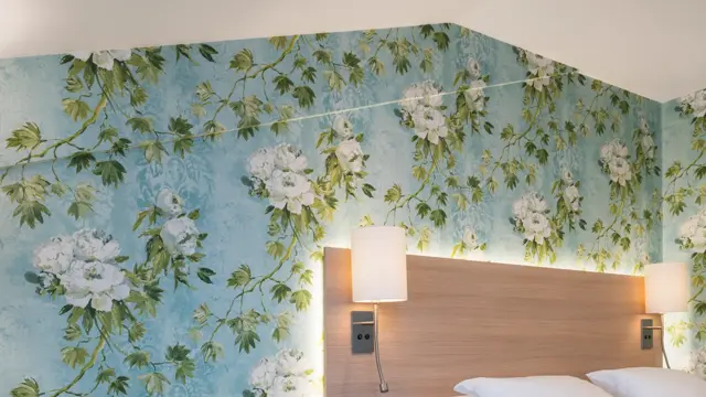 Stol og seng på soverom i suiten på Thon Hotel Tønsberg Brygge