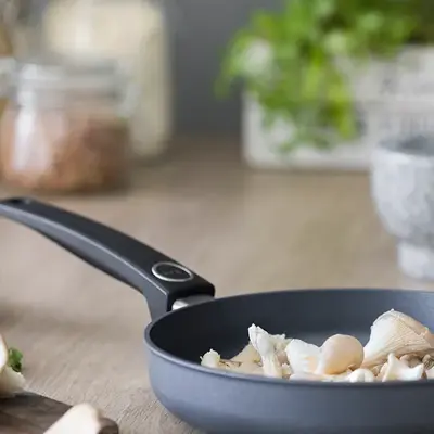 Stekepanne med mat i 