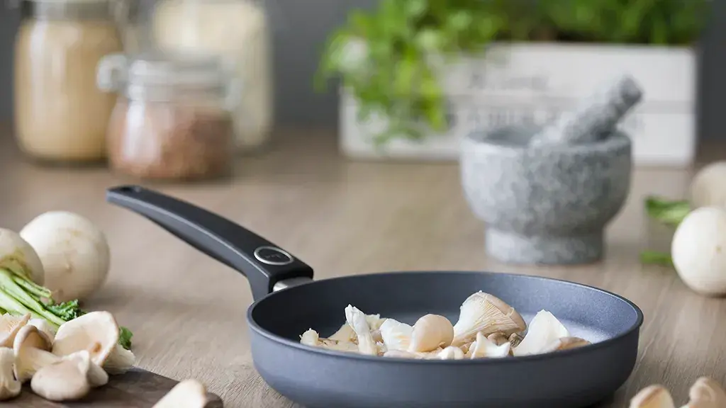 Stekepanne med mat i 