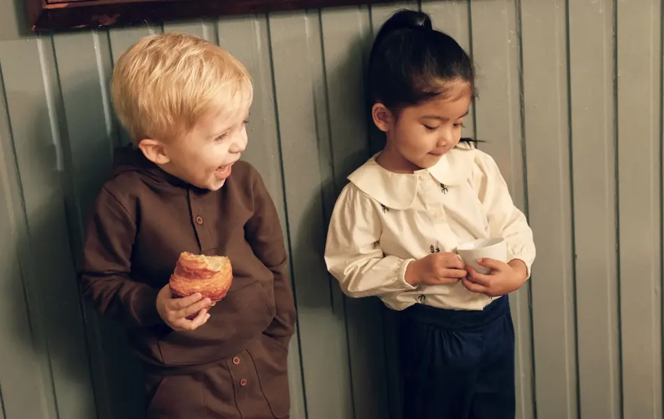 Barn som lener seg på en vegg