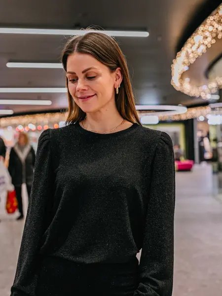 Dame i antrekk til nyttårsaften