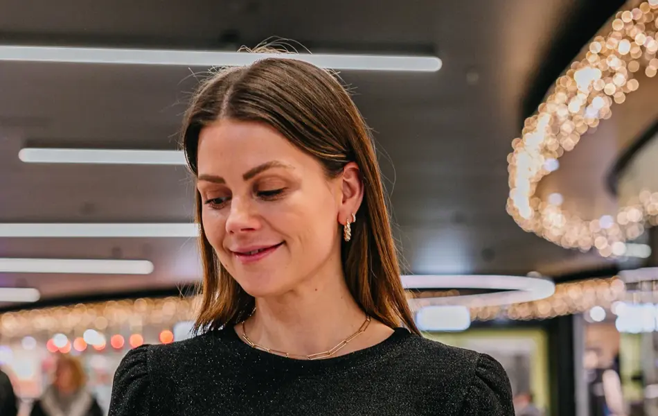 Dame i antrekk til nyttårsaften