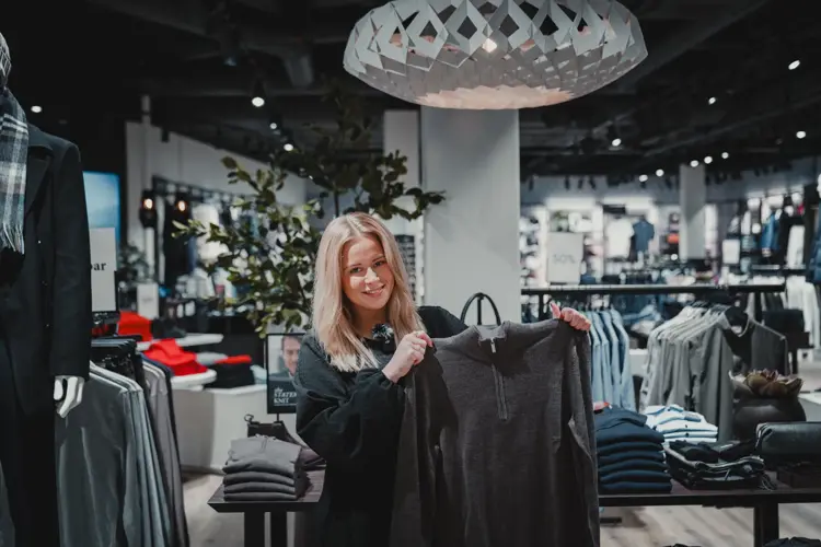 Butikkmedarbeider Andrine Rannem i Vic tror at denne genseren med zip neck og 100 prosent merino-ull blir en populær julegave til herrer.