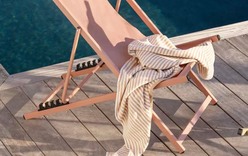 Solstol ved bassengkanten 