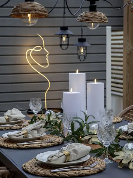 Tildekket bord med servise og lys