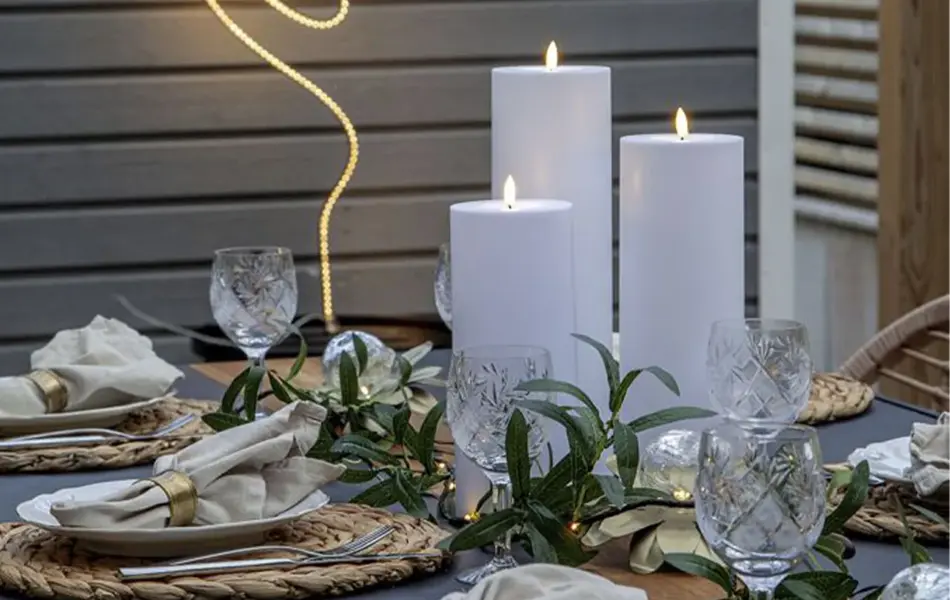 Tildekket bord med servise og lys