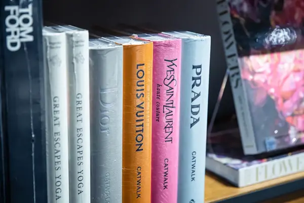 Mote bøker i bokhylle