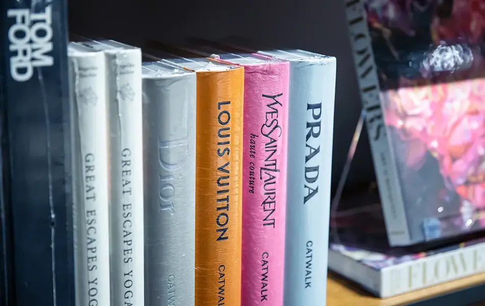 Mote bøker i bokhylle