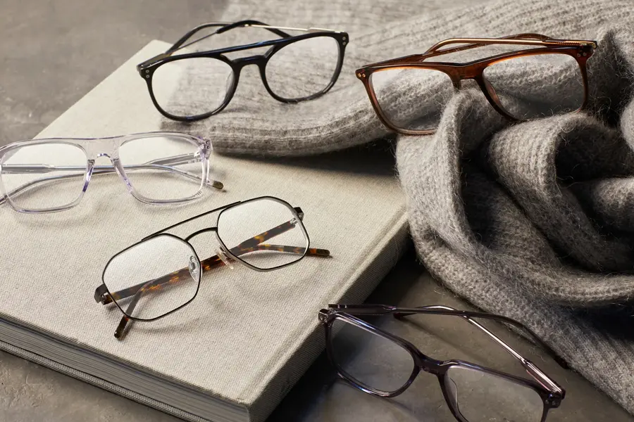 Briller på en bok og et pledd